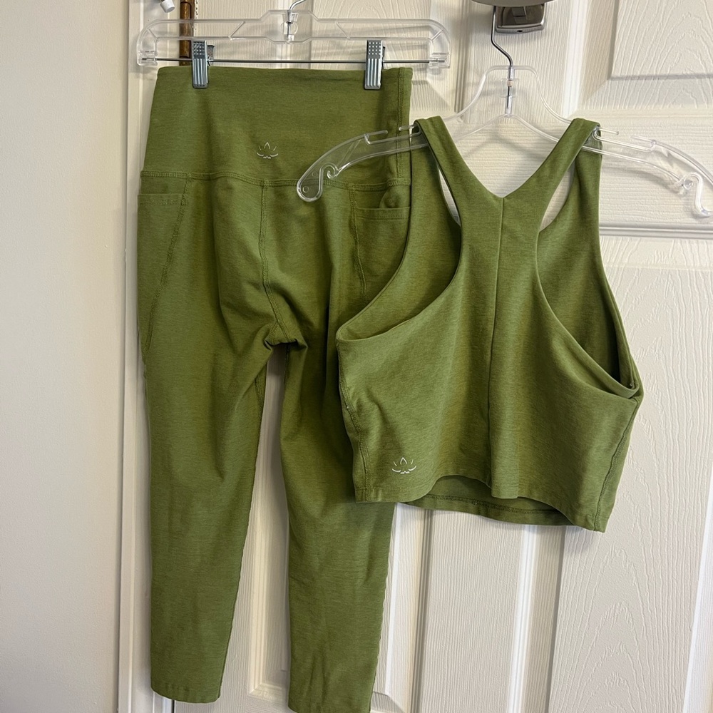 Beyond Yoga Fern Green Set - Capri leggings w/ pocket